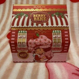 Glamlite Berry Bake Powder with Strawberry Shortcake Design
